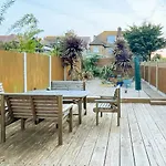 Stylish Margate Coastal Home & Parking By Adliv