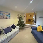 Stylish Margate Coastal Home & Parking By Adliv