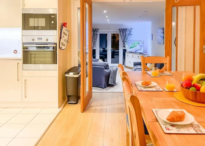 Stylish Margate Coastal Home & Parking By Adliv