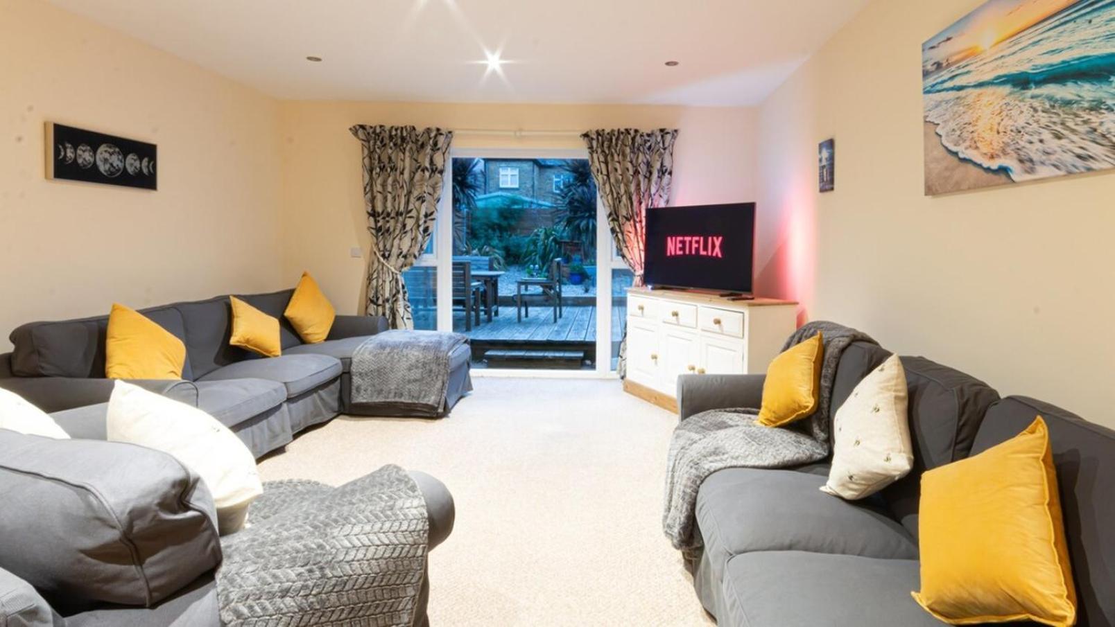 Stylish Coastal & Parking By Adliv Holiday home *